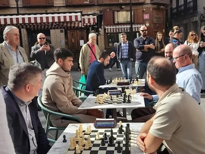 Alcaraz juega al ajedrez en la Plaza de las Flores, en una foto distribuida por la Región de Murcia.