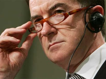 El comisario europeo Peter Mandelson, durante la conferencia de prensa en Bruselas.