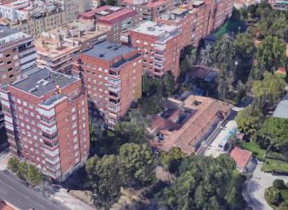 <strong>Soluciones creativas.</strong> Estas humildes casas patio que en su día ocuparon los empleados del Canal de Isabel II (Madrid) podrían, en opinión del arquitecto Juan Herreros, tener una segunda vida como residencia de artistas, frente a los Teatros del Canal. |