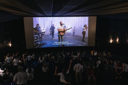 Celebración de una misa de la iglesia evangélica Hillsong España en el cine Proyecciones.
