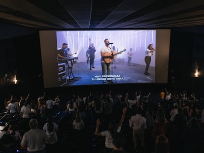 Celebración de una misa de la iglesia evangélica Hillsong España en el cine Proyecciones.