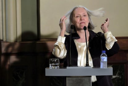 La socióloga holandesa Saskia Sassen, durante su intervención en el acto de bienvenida que la ha ofrecido la Junta General del Principado, coincidiendo con su estancia en Oviedo para recibir el Premio Príncipe de Asturias de Ciencias Sociales, 24 de octubre de 2013.