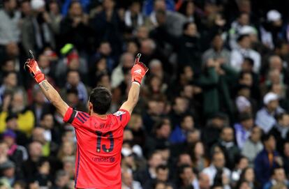 Claudio Bravo celebra la victoria de cara a los aficionados blaugranas.