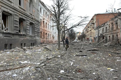 Un hombre camina entre los escombros de unos edificios en la localidad de Járkov. El sistema sanitario de Ucrania está bajo "presión grave" por el conflicto bélico con Rusia, denunció este martes la Organización Mundial de la Salud (OMS), que reiteró la necesidad de establecer una estructura sostenible de paso seguro para la ayuda humanitaria.