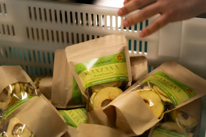 Una de las trabajadoras de la empresa NaturSnacks revisa paquetes de manzan deshidratada.