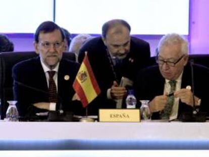 El presidente del Gobierno, Mariano Rajoy (i), y el ministro de Asuntos Exteriores español, José Manuel García-Margallo (d), hoy durante la sesión plenaria de la XXIII Cumbre Iberoamericana de jefes de Estado y de Gobierno que se celebra en Panamá.