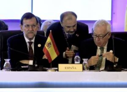 El presidente del Gobierno, Mariano Rajoy (i), y el ministro de Asuntos Exteriores español, José Manuel García-Margallo (d), hoy durante la sesión plenaria de la XXIII Cumbre Iberoamericana de jefes de Estado y de Gobierno que se celebra en Panamá.