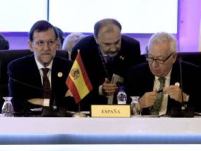El presidente del Gobierno, Mariano Rajoy (i), y el ministro de Asuntos Exteriores español, José Manuel García-Margallo (d), hoy durante la sesión plenaria de la XXIII Cumbre Iberoamericana de jefes de Estado y de Gobierno que se celebra en Panamá.