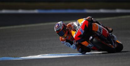 Casey Stoner, a lomos de Honda en la imagen, consiguió la 'pole' en la sesión de clasificación.