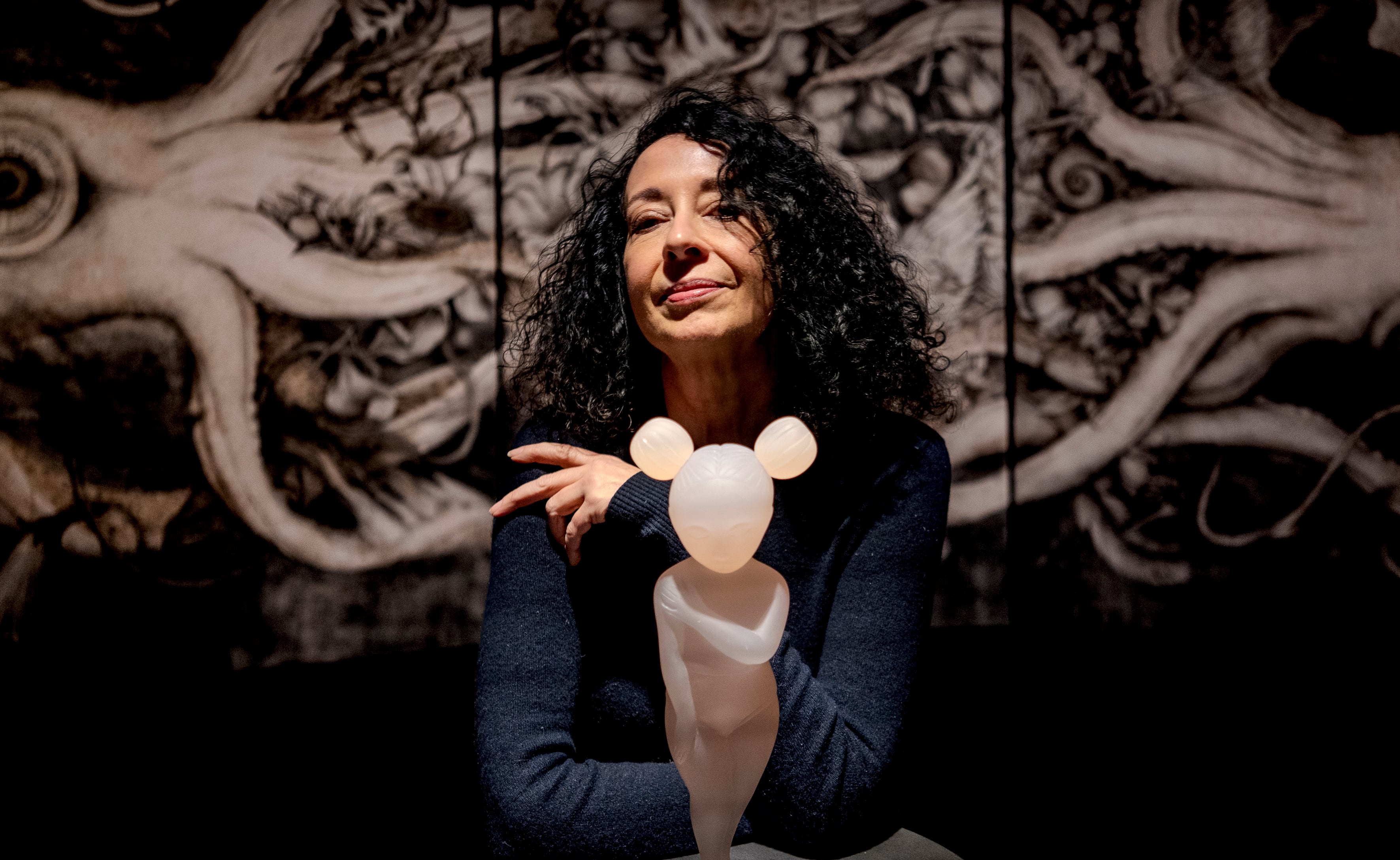 Ana Juan posa imitando a una de sus criaturas en la sala Centro Centro, del Ayuntamiento de Madrid, donde expone sus obras.