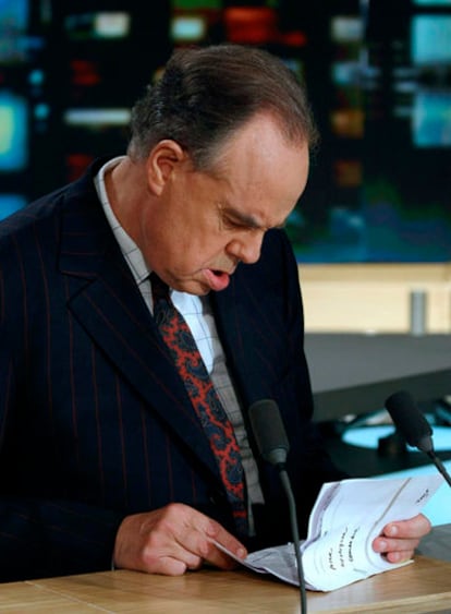 Frédéric Mitterrand revisa unas notas antes de intervenir en televisión.