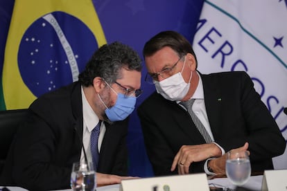 Ernesto Araújo y Jair Bolsonaro, en uno de sus últimos actos como ministro de Exteriores, el pasado viernes en la cumbre del Mercosur.