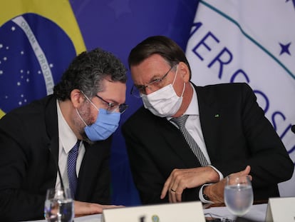 Ernesto Araújo conversa com Bolsonaro durante a cúpula virtual do Mercosul, na última sexta-feira.