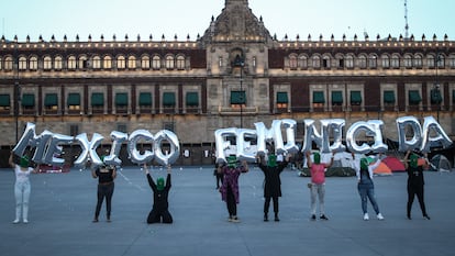 CIUDAD DE MÉXICO, 07MARZO2023.- Colectivas feministas y mujeres que visitaban el Zócalo se unieron para formar con letras de globo “México Feminicida” para después dejarlas volar en el mismo. Exigen que pare la violencia de género en México.
FOTO: ANDREA MURCIA /CUARTOSCURO.COM