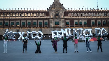 CIUDAD DE MÉXICO, 07MARZO2023.- Colectivas feministas y mujeres que visitaban el Zócalo se unieron para formar con letras de globo “México Feminicida” para después dejarlas volar en el mismo. Exigen que pare la violencia de género en México. 
FOTO: ANDREA MURCIA /CUARTOSCURO.COM