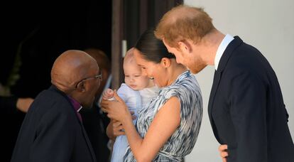 Los duques de Sussex con su hijo Archie, en su viaje por Sudáfrica, este miércoles.