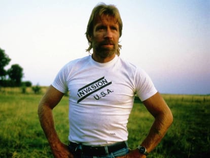 Chuck Norris fotografiado en 1985 con una camiseta de una de sus películas más populares: 'Invasión U.S.A.'. La imagen está tomada en unas vacaciones que pasó el actor en Borgoña, Francia.