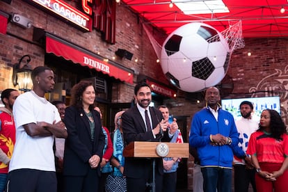 El alcalde de Nueva York, Zohran Mamdani, en el centro, anuncia las 1.000 entradas a 50 dólares que consiguió de la FIFA. A la izquierda, Timothy Weah.