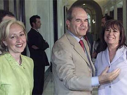 Fuensanta Coves, Manuel Chaves y Cristina Narbona, ayer, en San Telmo.