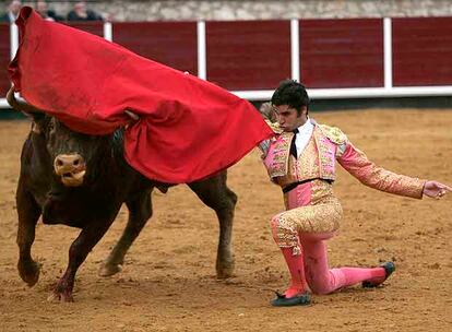 Cayetano Rivera, durante la faena a uno de sus toros ayer en Brihuega.