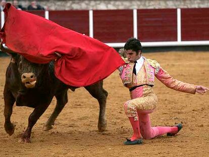 Cayetano Rivera, durante la faena a uno de sus toros ayer en Brihuega.