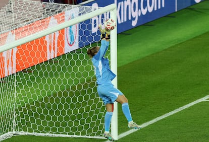 La portera española Cata Coll salva un disparo de Klara Buehl en los segundos finales del tiempo reglamentario.
