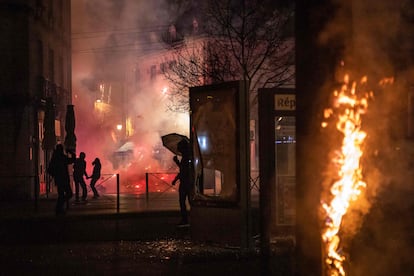 Manifestantes se enfrentan a la policía durante una protesta en Dijon, el lunes.