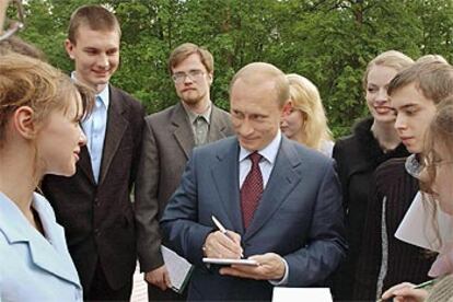 Vladímir Putin, durante una reunión con estudiantes en su residencia de verano.