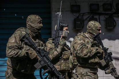 Tres policías durante el operativo. La favela de Alemão ("alemán), según O Globo, lleva ese nombre por el polaco Leonard Kaczmarkiewicz que en 1920 comprara las tierras donde se ubica hoy, y hace alusión a la apariencia física de aquél antiguo dueño.