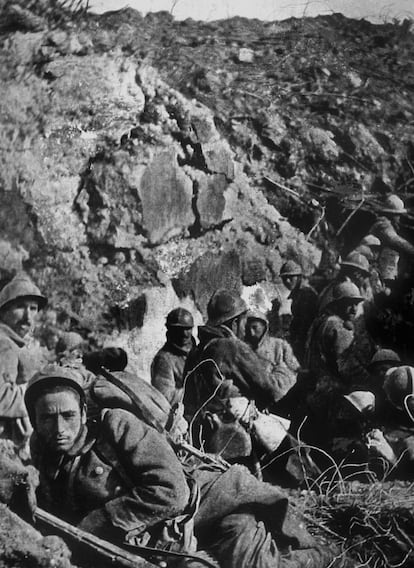 Soldados del Ejército colonial francés cerca de Douaumont, durante la contraofensiva.