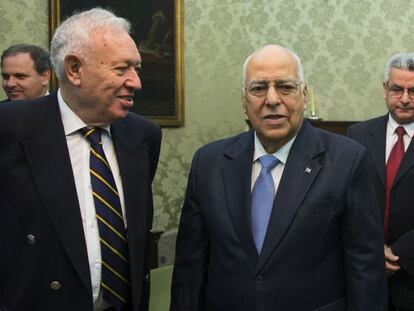 Interim Foreign Minister José Manuel García-Margallo and Cuban Vice President Ricardo Cabrisas in Madrid on Tuesday.
