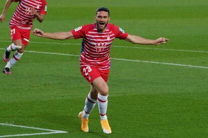 El delantero del Granada CF celebra un gol durante un partido de esta temporada.