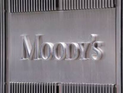 Fotografía de archivo del 13 de julio de 2011 del logo de la agencia de calificación Moody's en la fachada de su sede en Nueva York (EEUU). EFE/Archivo