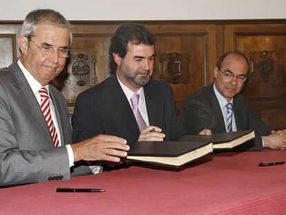 Touriño, Quintana y Jorquera en la firma del acuerdo marco de política municipal.