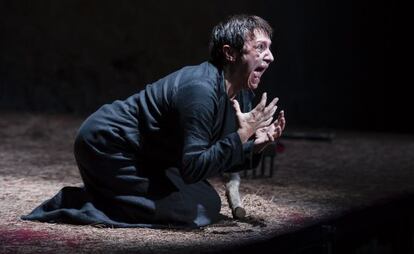 La actriz Blanca Portillo en un escena de la obra de teatro 'El testamento de María'.