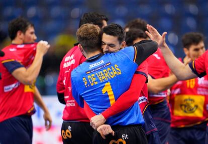 Mundial de balonmano: Ángel Fernández abraza a Gonzalo Pérez de Vargas