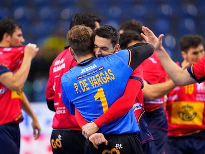 Ángel Fernández abraza a Gonzalo Pérez de Vargas al terminar el partido contra Polonia.