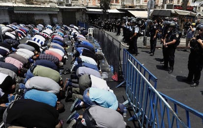 Fieles palestinos rezan ante la policía israelí en la puerta de Damasco de Jerusalén.