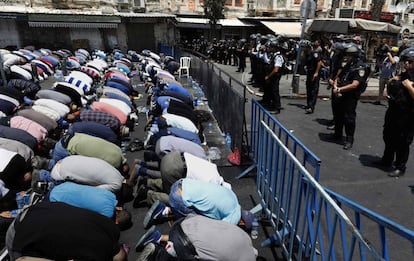 Fieles palestinos rezan ante la polic&iacute;a israel&iacute; en la puerta de Damasco de Jerusal&eacute;n.