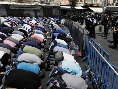 Fieles palestinos rezan ante la polic&iacute;a israel&iacute; en la puerta de Damasco de Jerusal&eacute;n.