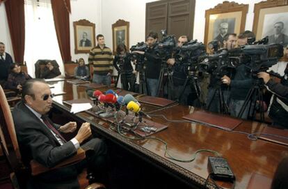 Fabra explica a los periodistas cómo se siente tras conocer el sobreseimiento de algunas de sus causas judiciales.