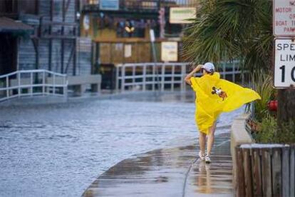 Un vecino de Cayo Cedar (Florida) camina por una calle tras la llegada de la tormenta tropical Alberto.