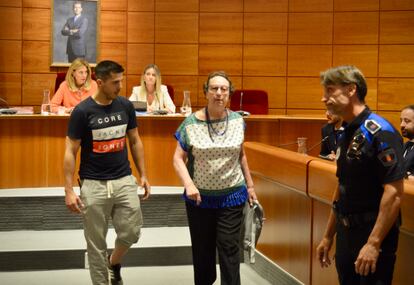 A resident of Pozuelo is expelled from the municipal plenary session on July 18, 2024 for protesting against logging.