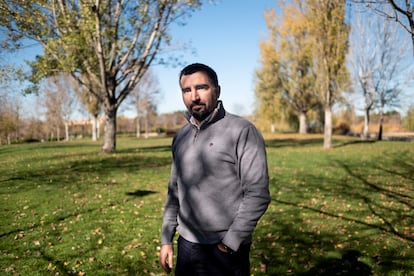 Pablo Coronado, profesor de Religión, en un parque de Parla (Madrid), el viernes.