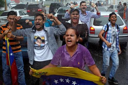 Partidarios de la oposición gritan eslóganes durante una protesta contra la decisión del Tribunal Supremo de asumir las competencias del Parlamento, en Caracas.