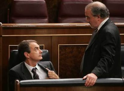 José Luis Rodríguez Zapatero y Pedro Solbes durante el debate de los Presupuestos para 2008.