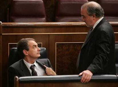 José Luis Rodríguez Zapatero y Pedro Solbes durante el debate de los Presupuestos para 2008.