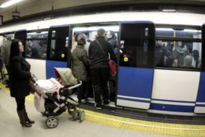 En la imagen, andén en la madrileña estación de metro de Sol. EFE/Archivo