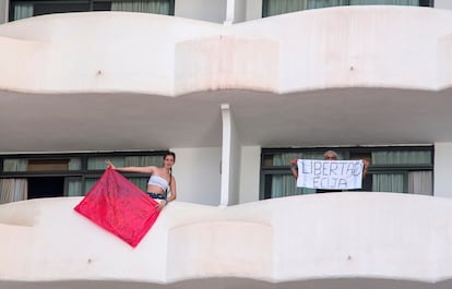 Two youngsters confined at Palma Bellver hotel in Mallorca hold signs saying “We are negative, we want to leave!” and “Freedom Écija."