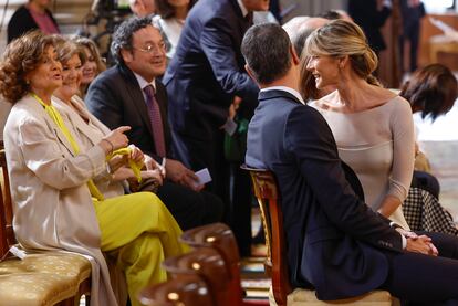 El presidente del Gobierno, Pedro Sánchez, y  su esposa, Begoña Gómez, charlan con el fiscal general del Estado, Álvaro García Ortiz, y la presidenta del Consejo de Estado, Carmen Calvo, durante la recepción en el Palacio Real. 